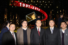 國家質(zhì)檢總局副局長支樹平（右三）在中央電視臺演播大廳2010年&ldquo;3.15晚會&rdquo;直播現(xiàn)場與中國質(zhì)量檢驗協(xié)會會員工作部主任楊曉東（右二）、防偽中心主任王成村（右一）、會員工作部副主任劉輝（左二）、會員工作部副主任王劍（左一）等協(xié)會工作人員代表合影留念