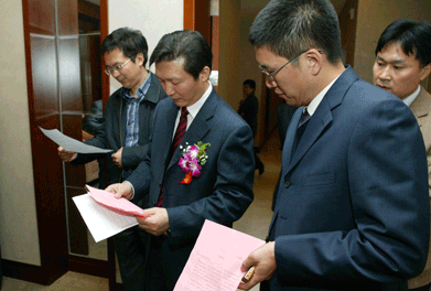 大會(huì)主席團(tuán)推舉產(chǎn)生的監(jiān)票人中國質(zhì)量檢驗(yàn)協(xié)會(huì)秘書長助理張明、總監(jiān)票人國家質(zhì)檢總局質(zhì)量司司長田世宏在仔細(xì)統(tǒng)計(jì)各項(xiàng)投票數(shù)據(jù)